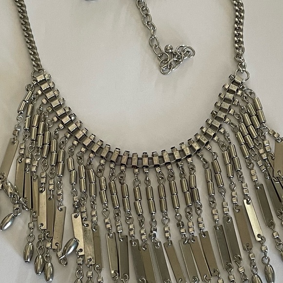 Beautiful NWOT Silver Metal Bib Statement Necklace - Picture 11 of 11